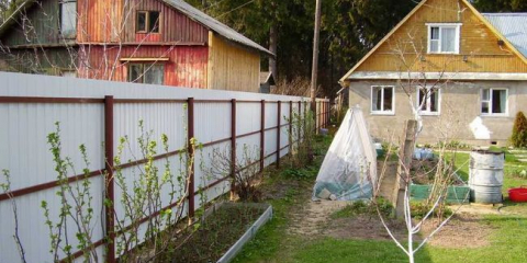 Kolik metrů od plotu můžete postavit dům podle zákona